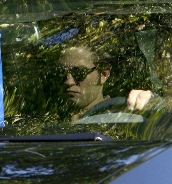 gallery_enlarged-robert-pattinson-arrives-eclipse-set-08272009-01.jpg