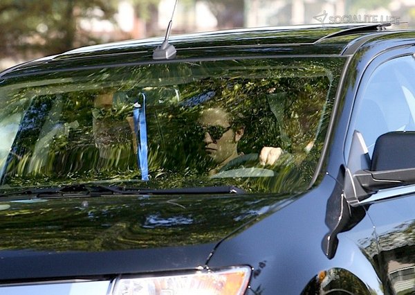 gallery_enlarged-robert-pattinson-arrives-eclipse-set-08272009-02.jpg