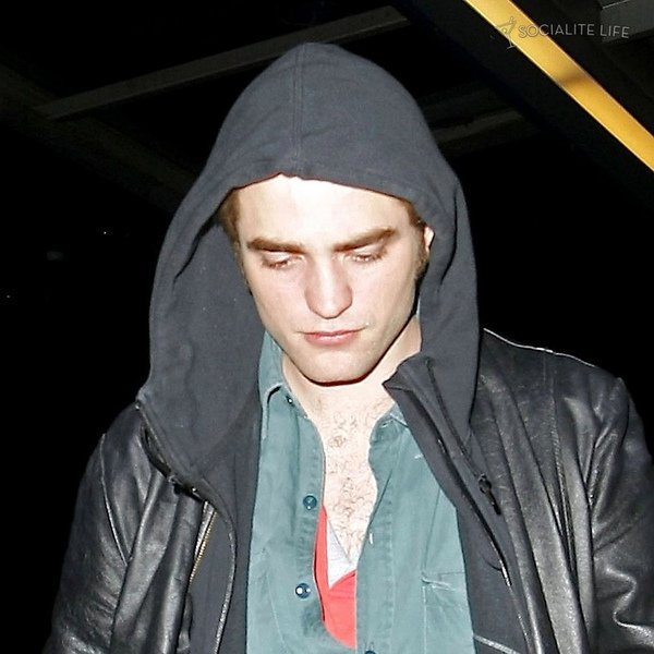 gallery_enlarged-robert-pattinson-drinking-09282009-06.jpg