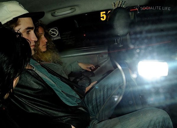 gallery_enlarged-robert-pattinson-kristen-stewart-vancouver-10042009-05.jpg