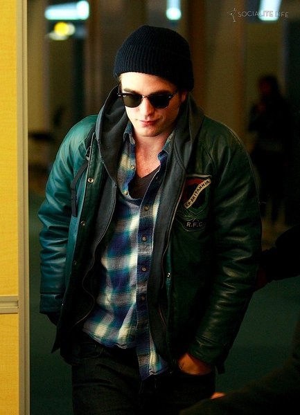 gallery_enlarged-robert-pattinson-kristen-stewart-vancouver-airport-photos-5-10292009-06.jpg