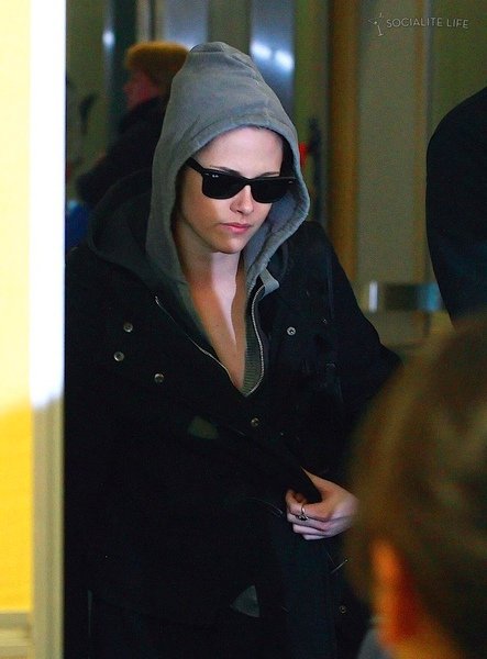 gallery_enlarged-robert-pattinson-kristen-stewart-vancouver-airport-photos-5-10292009-14.jpg