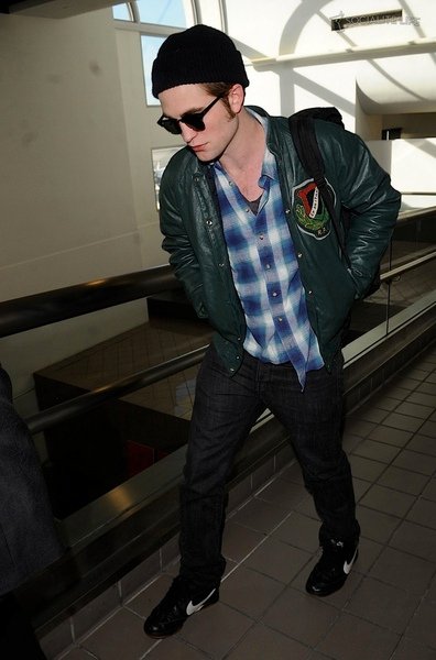 gallery_enlarged-robert-pattinson-arrives-lax-10292009-06.jpg