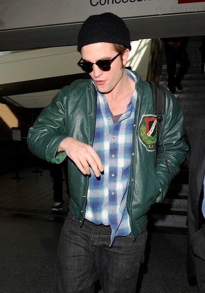 gallery_enlarged-robert-pattinson-arrives-lax-10292009-01.jpg