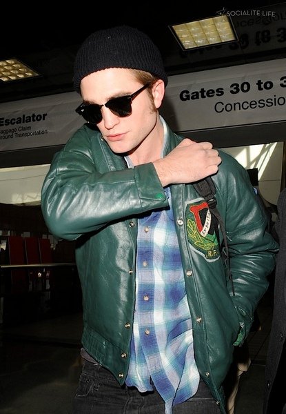 gallery_enlarged-robert-pattinson-arrives-lax-10292009-02.jpg