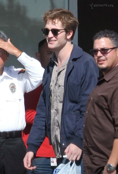 gallery_enlarged-robert-pattinson-rite-aid-10302009-09.jpg