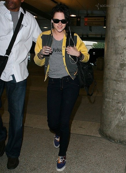 gallery_enlarged-kristen-stewart-studio-lax-10312009-04.jpg