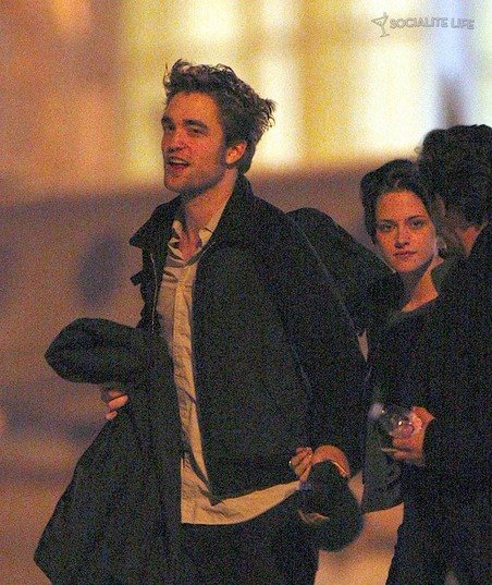 gallery_main-robert-pattinson-kristen-stewart-holding-hands-paris-photos-2-11102009-13.jpg