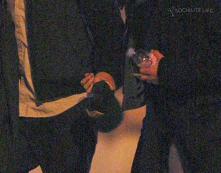 gallery_main-robert-pattinson-kristen-stewart-holding-hands-paris-photos-2-11102009-07.jpg