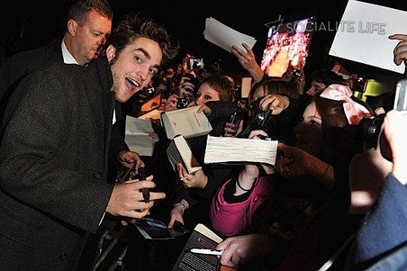 gallery_main-robert-pattinson-new-moon-london-photos-2-11112009-04.jpg