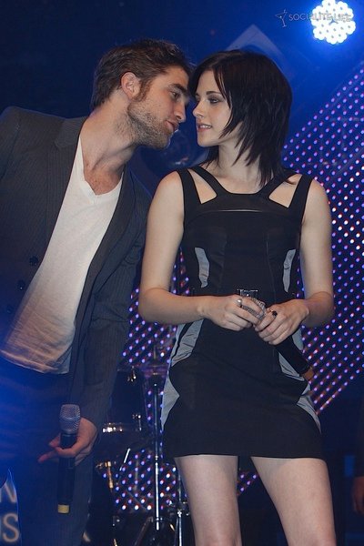 gallery_enlarged-robert-pattinson-kristen-stewart-taylor-lautner-new-moon-munich-photos-11142009-46.jpg