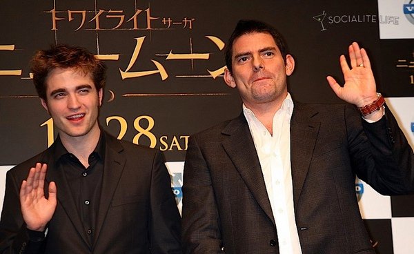 gallery_enlarged-robert-pattinson-tokyo-new-moon-photocall-photos-11032009-10.jpg