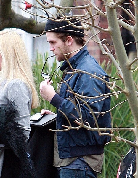 gallery_enlarged-robert-pattinson-beard-lizzy-pattinson-london-photos-12282009-002.jpg