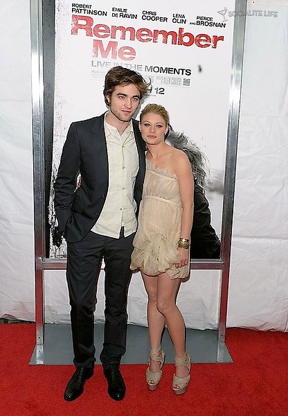 gallery_main-robert-pattinson-remember-me-premiere-photos-03012010-02.jpg