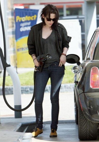 kristen-stewart-gas-girl17.jpg