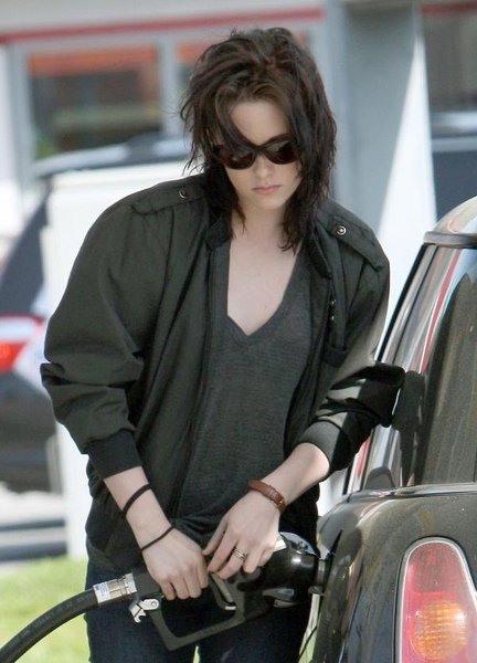 kristen-stewart-gas-girl20.jpg