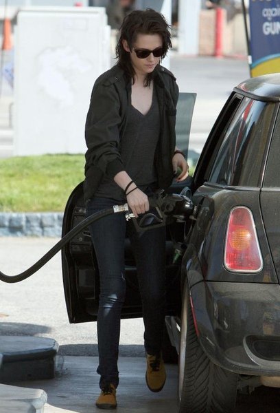 kristen-stewart-gas-girl21.jpg