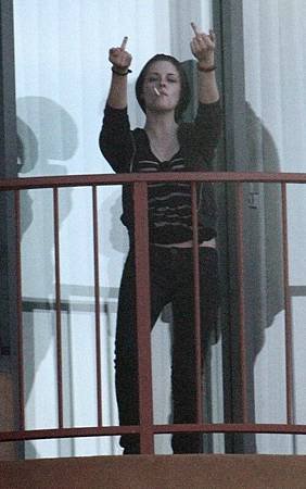 kristen-stewart-flipping_the_birl_to_paparazzi_in_au_australia_balcony_twilight_saga_gossip_center.jpg