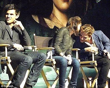 Taylor_Lautner_plays_gooseberry_to_Kristen_Stewart_and_Robert_Pattinson_at_Twilight_convention_1.jpg