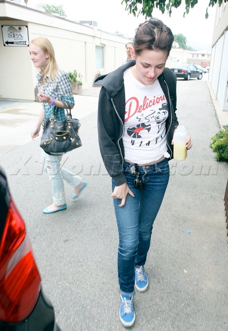 KStewartDFanningEXCLU06_15[1].jpg