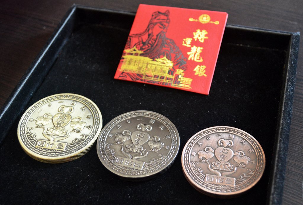 以兩個轉運龍銀祈福，一只投入捐獻箱，一只帶回．.jpg