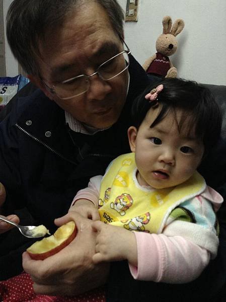 20140218 外公餵蘋果