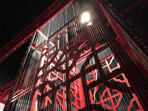 0124037成大花燈光影.jpg