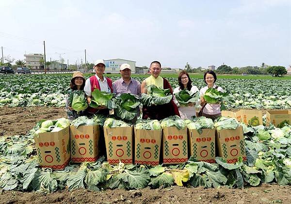 0319001仁波切疼惜菜農.JPG
