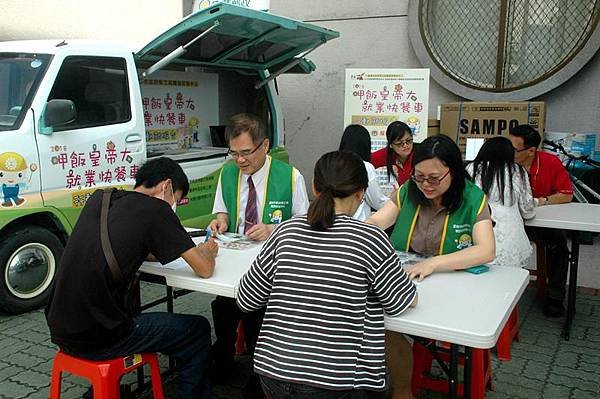 0717008就業快餐車啟動.JPG