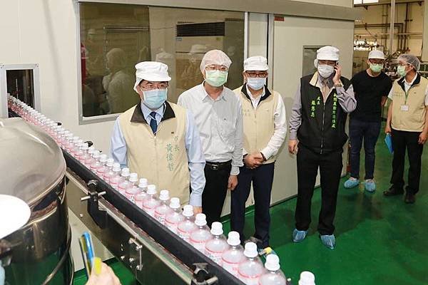 0429003視察防疫酒精生產.jpg