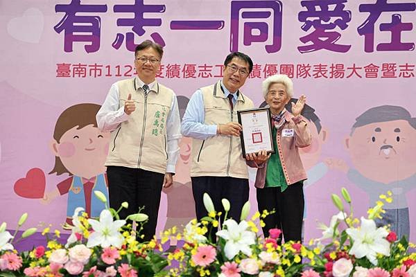 1118008績優志工表揚.jpg