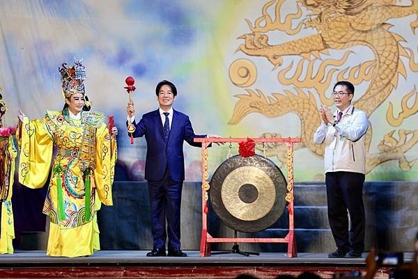 0518032歌仔戲賀總統就職.jpg
