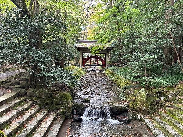 日本新潟縣三人行之彌彥駅。彌彥神社