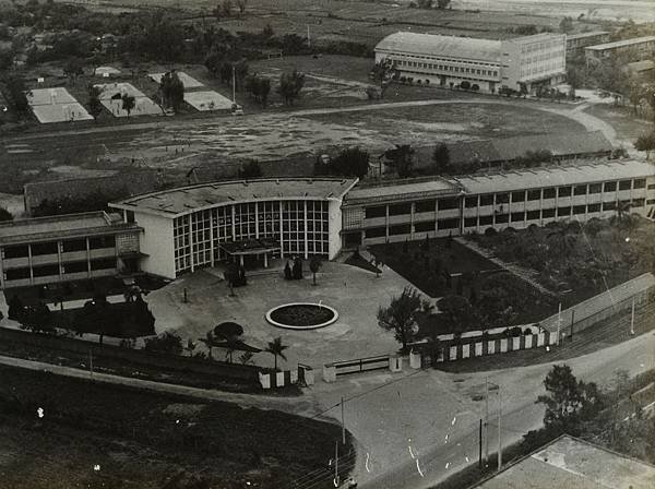 民國66年關指揮官空拍校門口朝校園.JPG