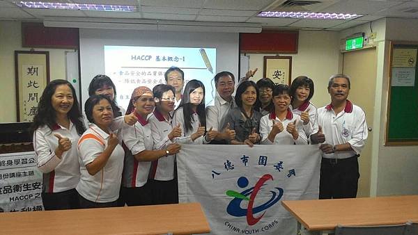 圖5-救國團桃園縣團委會總幹事林寰(右六)及朱老師(右五)與八德市義工夥伴合影