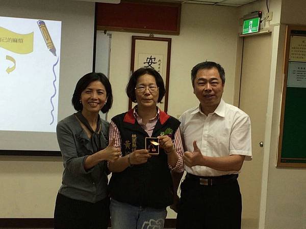 圖1-朱秋樺老師與黃婉如議員、林寰總幹事共同合影