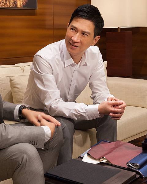 張家輝與Ermenegildo Zegna量身訂製專業顧問討論西裝選擇