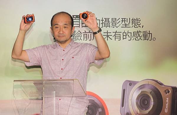 日本卡西歐QV事業部第一開發部部長松原直也(Matsubara Naoya)說明CASIO EX-FR10的設計理念