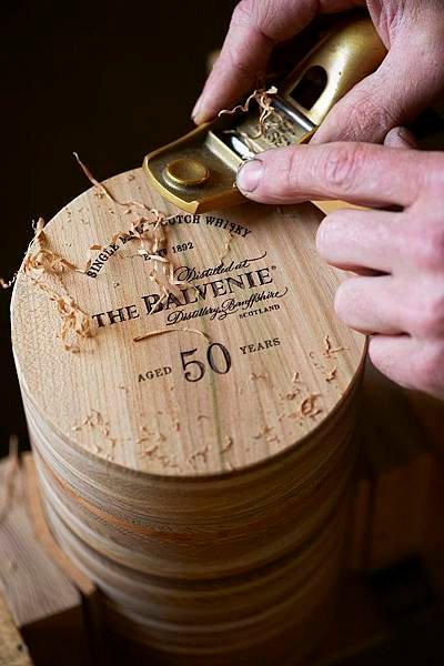 THE BALVENIE百富50年珍稀威士忌系列包裝盒以49層蘇格蘭原生橡木和1層黃銅純手工打造一深一淺的環形桶