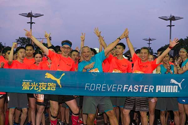 2015 PUMA螢光夜跑　高雄夢時代開跑