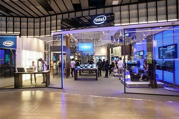 Intel概念店選用三星最新DM系列顯示器和黃金曲面智慧電視，以帶給消費者高品質全新科技體驗