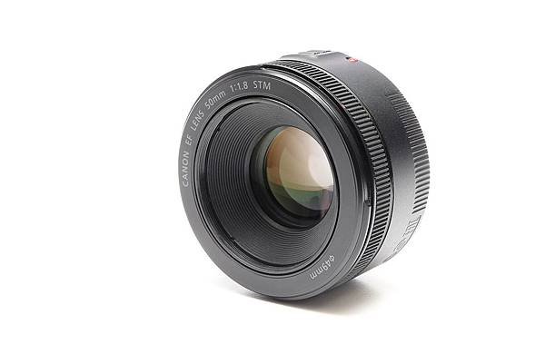 圖說二，睽違許久的EF 50mm f╱1.8 STM標準定焦鏡頭，在質感與對焦性能上皆大幅進化，值得攝影玩家收藏