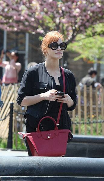 2.潔西卡崔絲坦(Jessica Chastain)率性配搭胭脂紅Le Pliage Heritage NT36,800