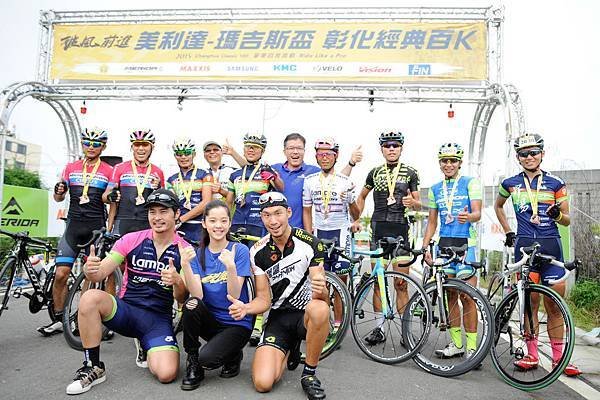 《破風》電影演員連凱、歐陽娜娜、邱俊儒(前排)及美利達藍波車隊選手馮俊凱(後排右4)為領先的車隊掛牌