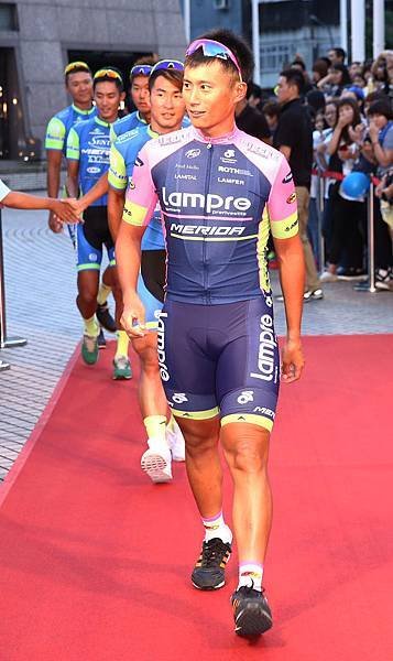 去年甫加入世界一級車隊－Team Lampre Merida(美利達．藍波車隊)的台灣自行車一哥馮俊凱等人走上《破風》首映會紅地毯。