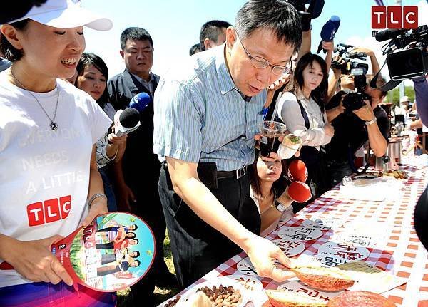 TLC台北野餐日現場規劃許多好吃好玩的互動攤位，柯市長也前往「minicook」認識各種食材