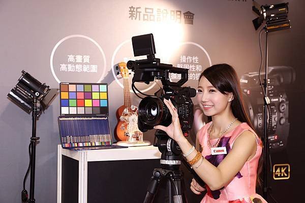 圖說一，為迎接4K超高解析度的數位電影拍攝熱潮，Canon 旗下的 EOS 產品線於今日(10月22日)發表EOS C300 Mark II可交換式鏡頭專業級4K數位攝影機。