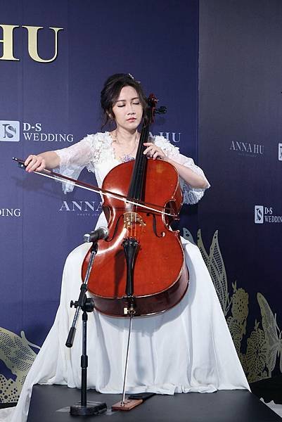 華裔珠寶設計師Ａnna Hu胡茵菲小姐現場演奏大提琴