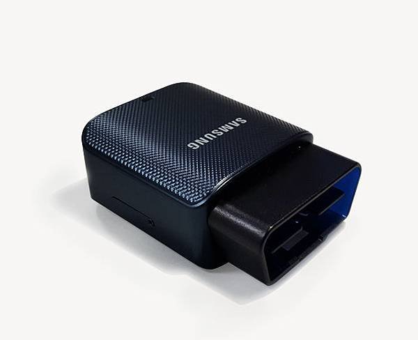 Samsung Connect Auto可直接連接方向盤下方的OBD II連接埠。透過即時警報示協助使用者改善駕駛行為，並搭載最先進、國防安全等級的行動安全平台Samsung KNOX
