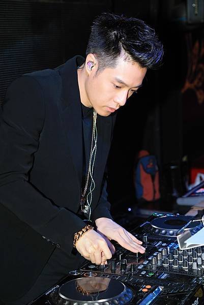 男神周湯豪擔任5 SENS大使與RF微金盛世派對客座DJ2